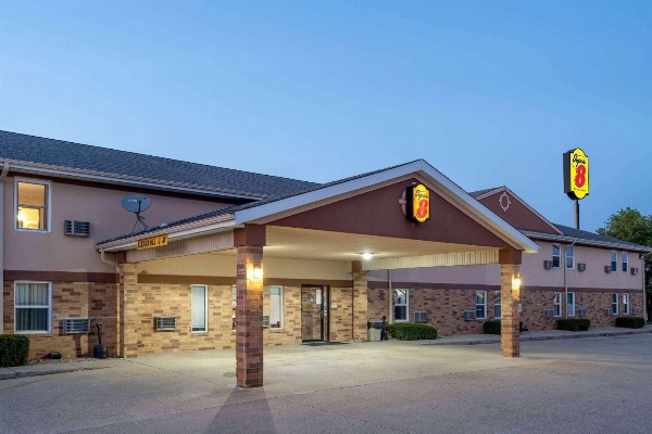 Super 8 by Wyndham Mattoon image 1