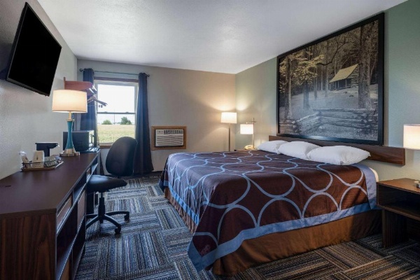 Super 8 by Wyndham Mattoon image 13
