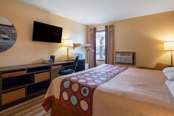 Super 8 by Wyndham Mattoon image 19