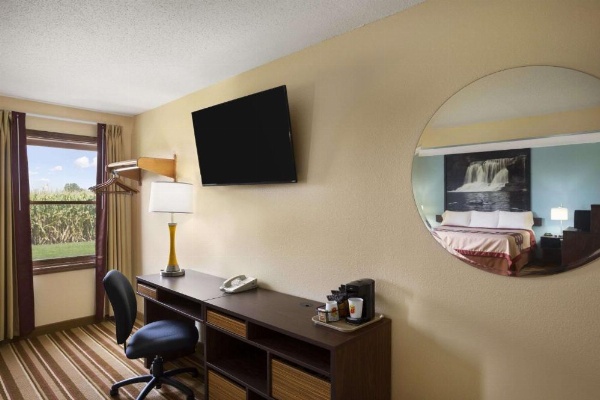Super 8 by Wyndham Mattoon image 23