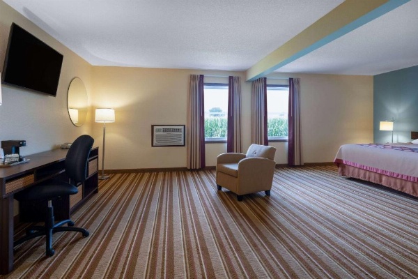 Super 8 by Wyndham Mattoon image 25